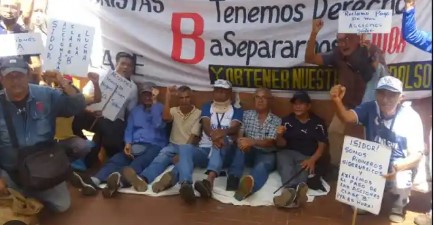 Imagen de la noticia: Estado Bolívar: Jubilados cumplen 3 días en huelga de hambre frente a la CVG