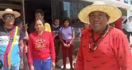 Imagen de la noticia: Municipio Maracaibo: Yukpas exigen el pago de sus artesanías en las puertas de Corpozulia