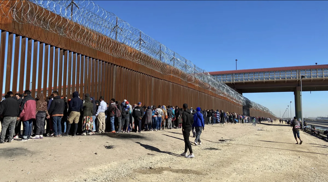Imagen de la noticia: EE UU avisa a los migrantes que seguirá vigilando la frontera aunque cierre el gobierno