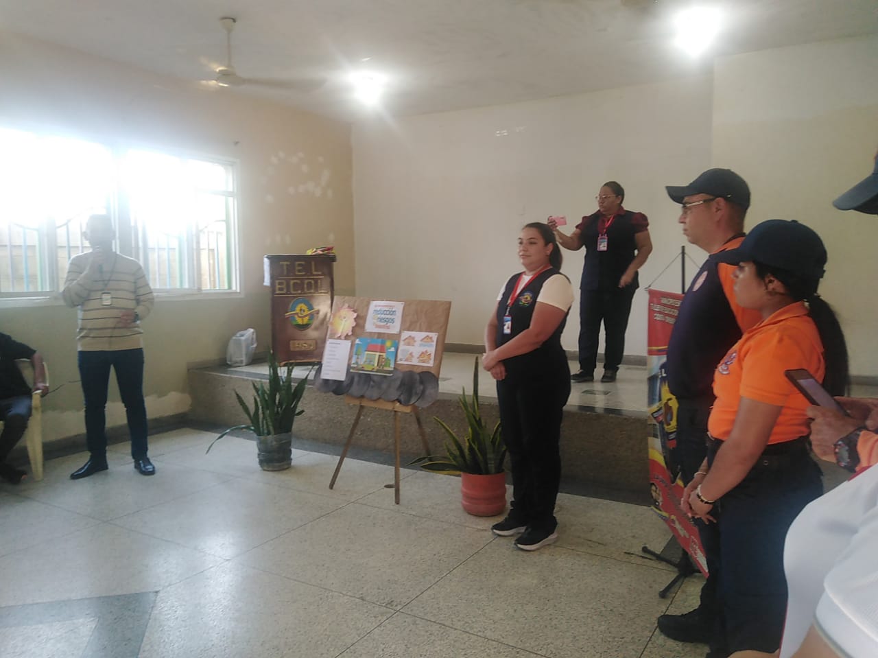 Imagen de la noticia: Municipio Cabimas: En Telbcol : Defensa Civil Cabimas dicta charla sobre riesgos y desastres climatológicos.