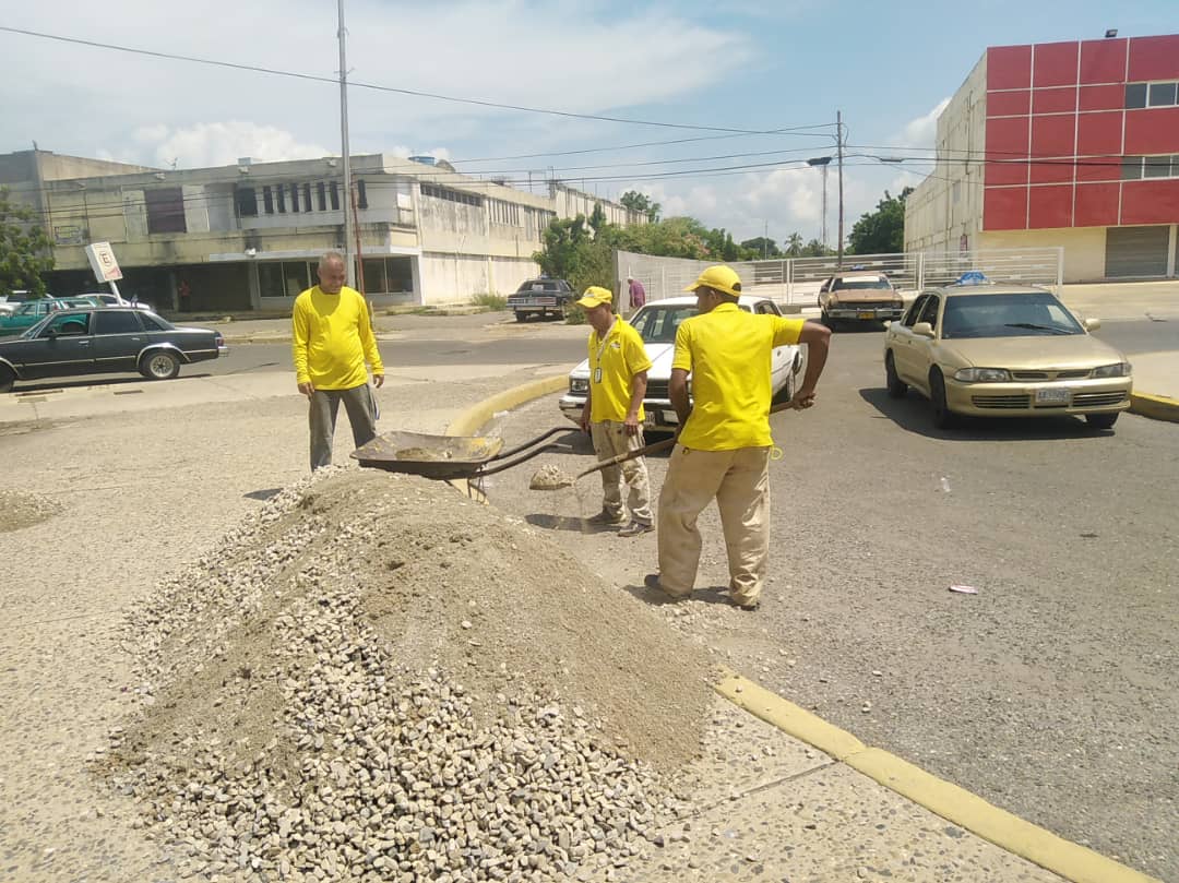Imagen de la noticia: Municipio Cabimas: Alcaldía y Emuteca realizan bacheo en el «Terminalito»