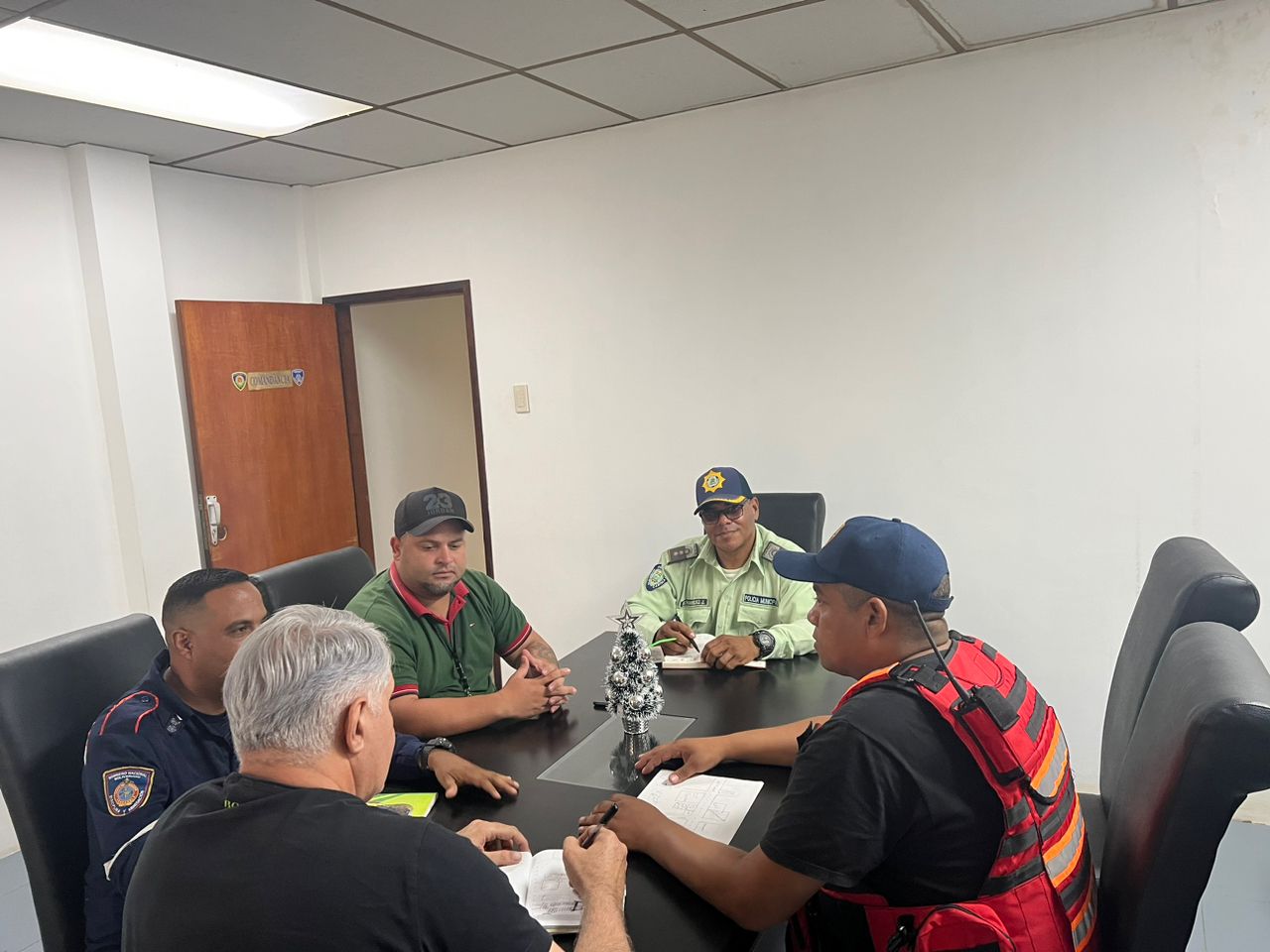 Imagen de la noticia: Municipio Cabimas: Entes competentes afinan estrategias para regular la venta de fuegos artificiales