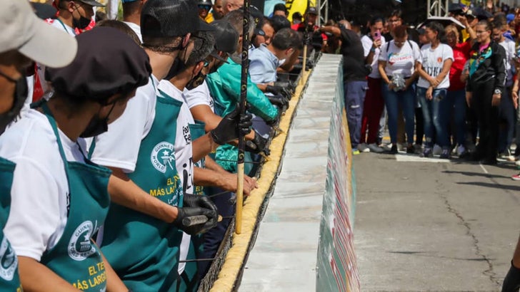 Imagen de la noticia: Los Teques consigue récord Guinness al tequeño más grande del mundo