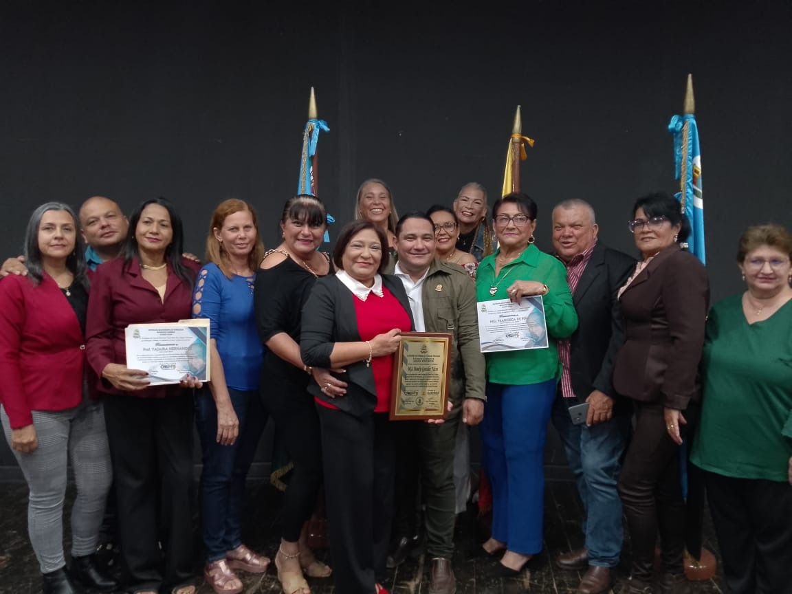 Imagen de la noticia: Municipio Cabimas: Concejo Municipal honró a más de 40 educadores en sesión especial