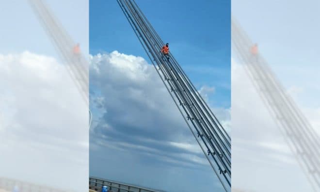 Imagen de la noticia: Hombre desciende de una guaya del Puente y lo apodan “Tom Cruise maracucho”