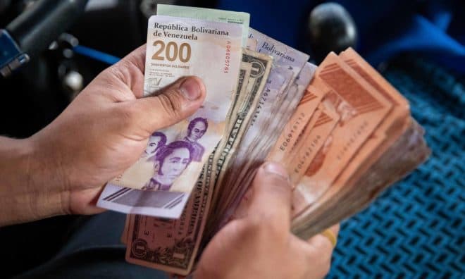 Imagen de la noticia: Dólar oficial supera los 150 bolívares y la moneda nacional sigue perdiendo terreno