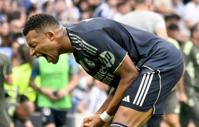 Imagen de la noticia: Real Madrid se impone 2-1 ante Real Sociedad en un partido con expulsión