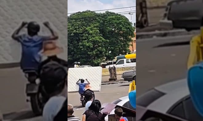 Imagen de la noticia: Insólito: Marabino se las ingenia para trasladar colchón gigante en moto