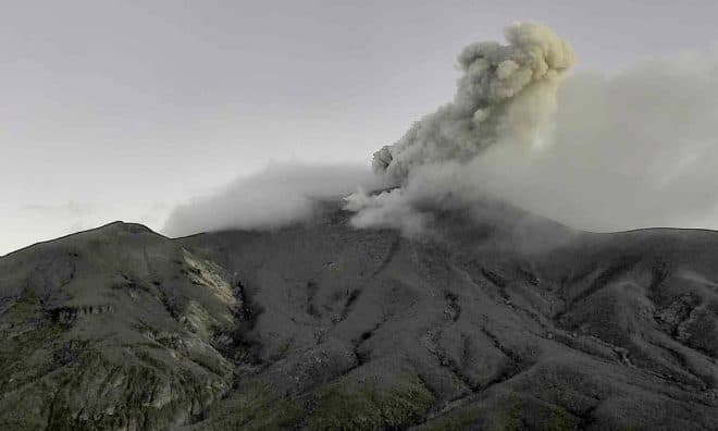 Imagen de la noticia: Alerta en Colombia: Volcán Puracé emite cenizas a 700 metros de altura