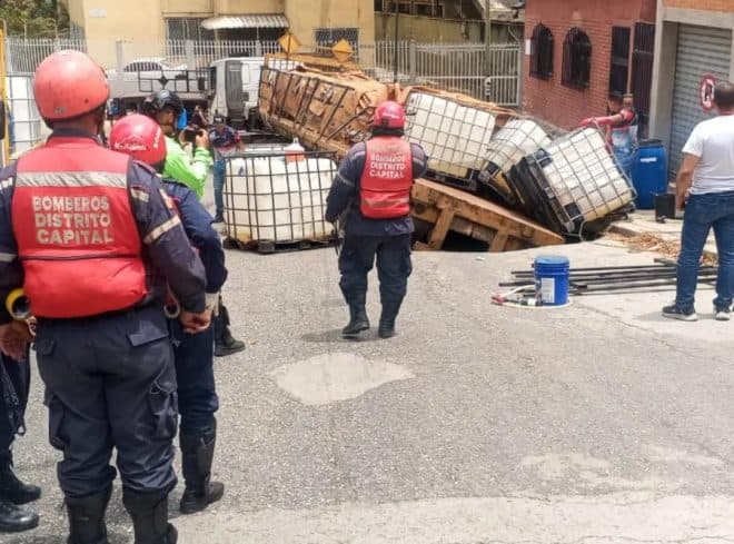Imagen de la noticia: Gandola se hundió en el pavimento y derramó una carga de químico