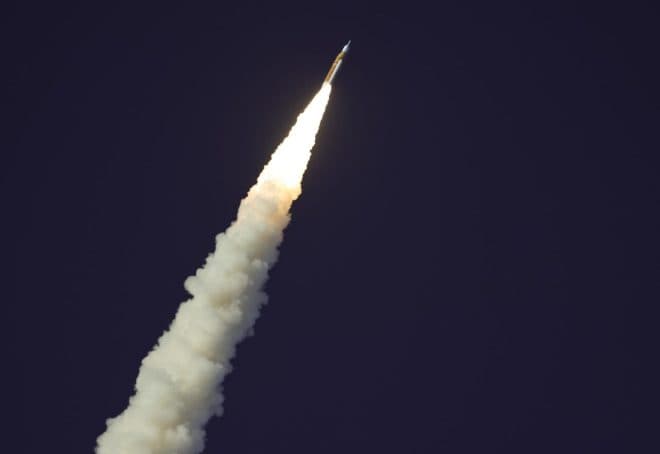 Imagen de la noticia: Artemis II abandona la órbita terrestre e inicia su camino a la Luna