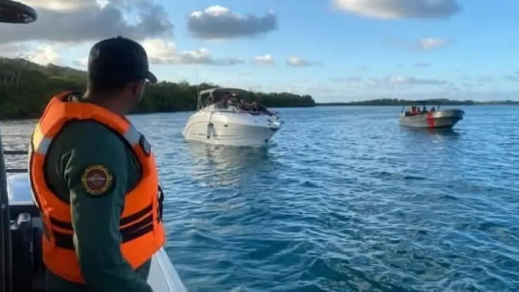 Imagen de la noticia: Fuerte oleaje provoca el naufragio de dos embarcaciones con turistas en Chichiriviche