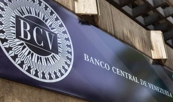 Imagen de la noticia: EE.UU. retira sanciones al sistema financiero venezolano este martes 14 de abril
