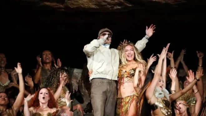 Imagen de la noticia: Karol G y Peso Pluma: El polémico gesto en Coachella que encendió las redes