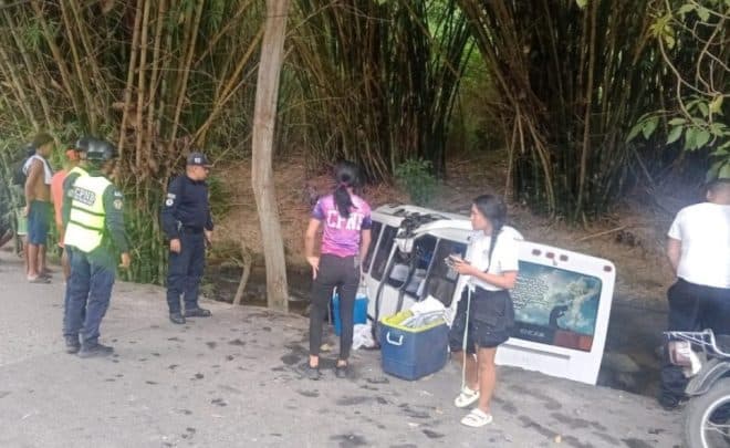Imagen de la noticia: Autobús de excursión procedente de Caracas cayó a un río en Choroní y dejó al menos 10 heridos