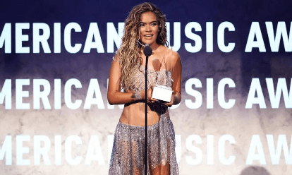 Imagen de la noticia: Karol G hace historia en los American Music Awards: doble galardón en una noche inolvidable