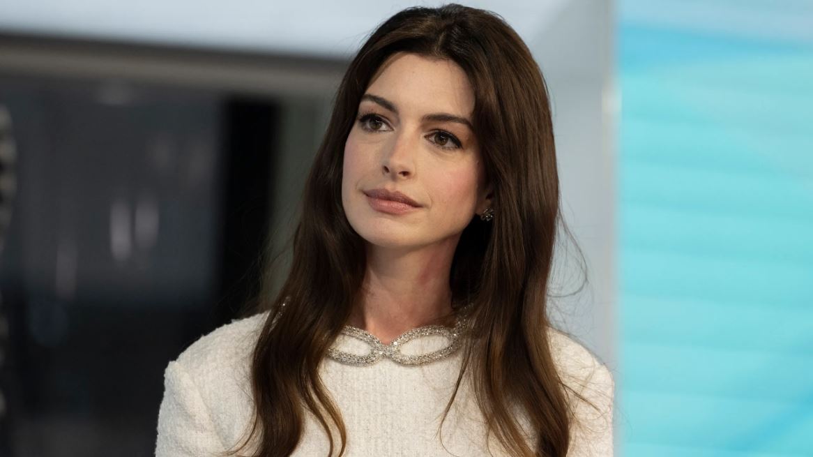 Imagen de la noticia: Anne Hathaway reveló que estuvo ciega de uno de sus ojos
