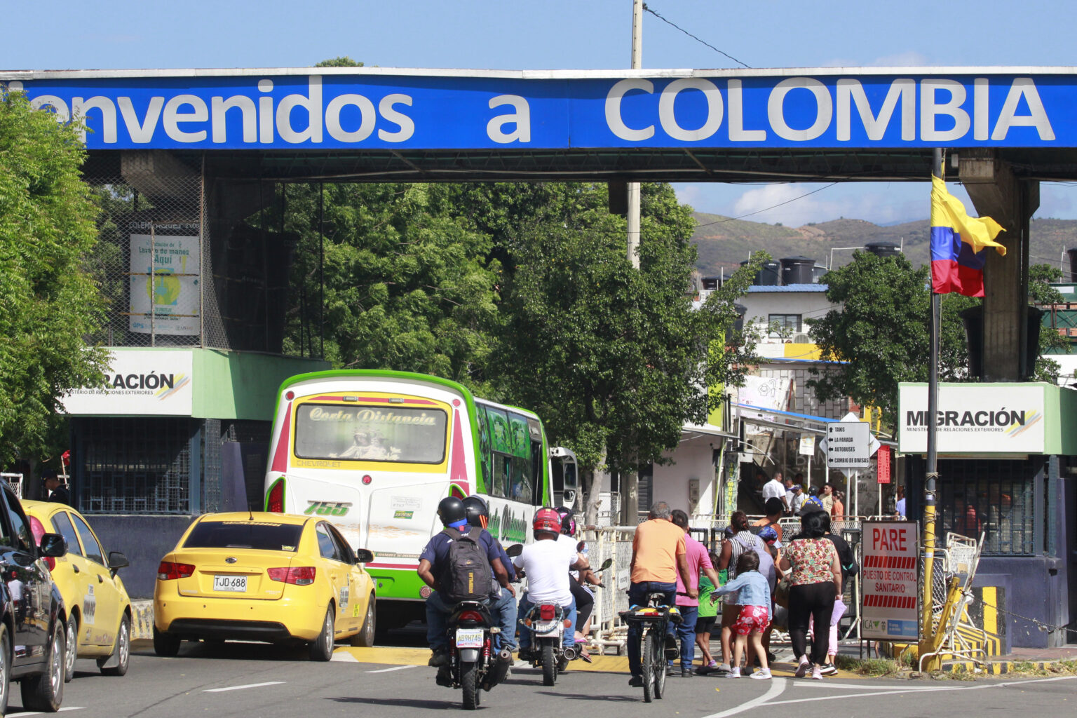Imagen de la noticia: Colombia cerrará a las 6:00 de la tarde del sábado sus fronteras con Venezuela por elecciones