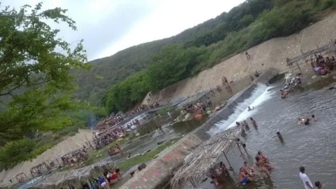 Imagen de la noticia: Dos menores heridos tras caída de un vehículo en río de La Guaira
