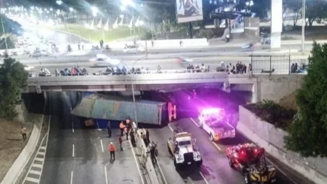 Imagen de la noticia: Identifican a las víctimas de trágico accidente en la autopista Gran Cacique Guaicaipuro