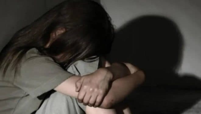 Imagen de la noticia: Padrastro amordaza a su pareja para entrarle a golpes a la niña de 4 años