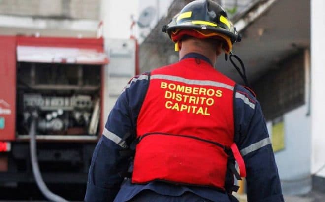 Imagen de la noticia: Bomberos rescataron a tres personas atrapadas tras incendio en una vivienda de Antímano