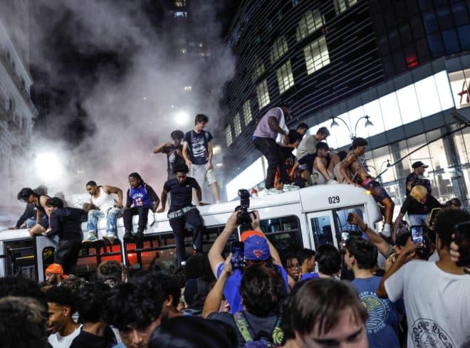 Imagen de la noticia: Caos y violencia empañan la histórica celebración de los Knicks en Nueva York