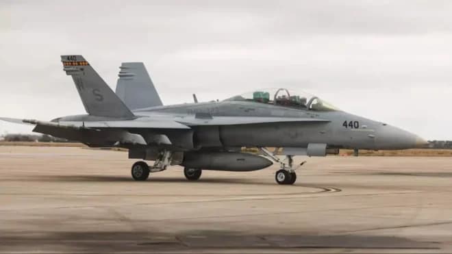 Imagen de la noticia: Avión militar se desploma en parque de Washington y causa incendio forestal Avión militar se desploma en parque de Washington y causa incendio forestal