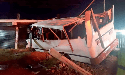 Imagen de la noticia: Cabimas: Autobús se estrella contra local y deja un niño herido