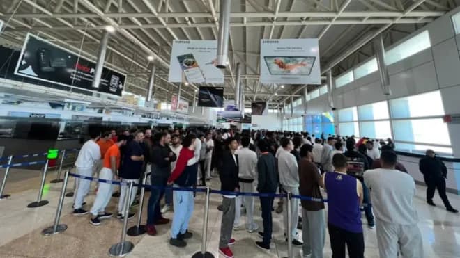 Imagen de la noticia: ¿Habrá penalización? Saime explica qué hacer si regresas a Venezuela sin el pasaporte sellado