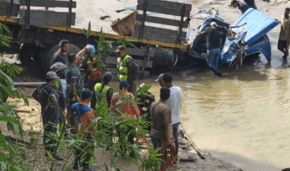 Imagen de la noticia: Mérida: Un fallecido y tres heridos tras caída de camión al río Guaruríes