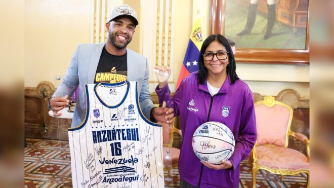 Imagen de la noticia: Ejecutivo condecoró a campeonas y campeones del baloncesto en Miraflores