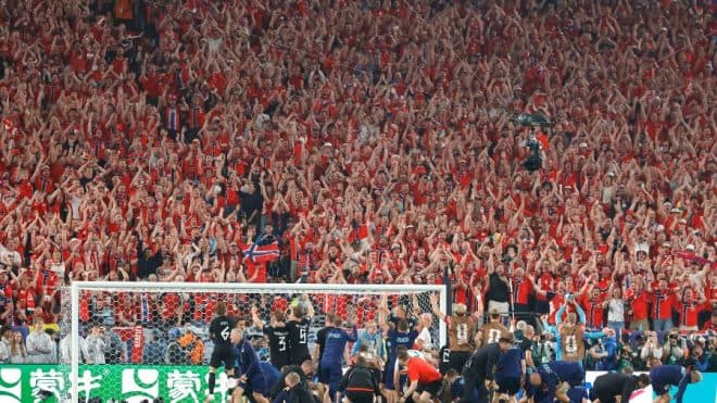 Imagen de la noticia: FIFA anunció récord de asistencia en una misma jornada de la Copa del Mundo con 288.007 aficionados