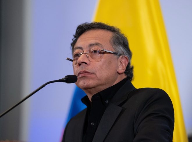 Imagen de la noticia: Petro se compromete con una transición política y su paso a la resistencia pacífica