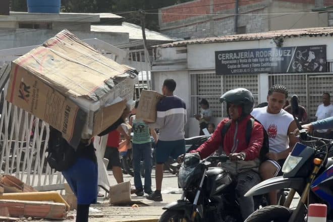 Imagen de la noticia: Reportan saqueos en comercios afectados por los terremotos en La Guaira