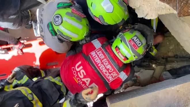 Imagen de la noticia: La Guaira: Rescatan a un niño tras dos días bajo los escombros