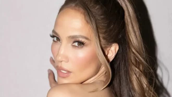 Imagen de la noticia: El deslumbrante look de Jennifer López en la boda de Taylor Swift y Travis Kelce