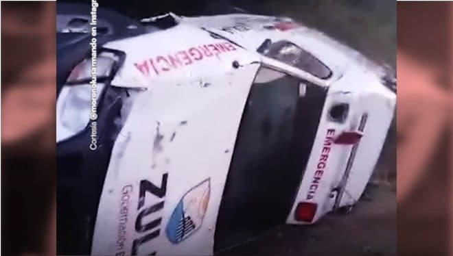 Imagen de la noticia: Impresionante vuelco de ambulancia en la vía Machiques-Maracaibo