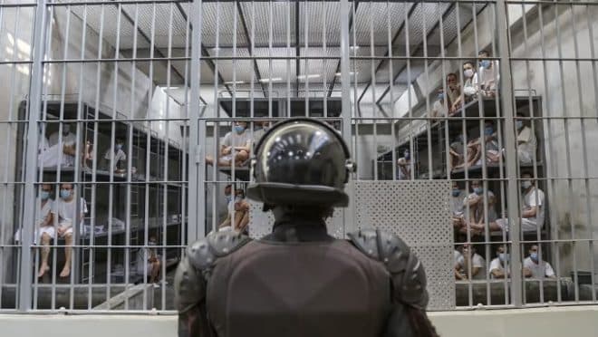 Imagen de la noticia: Gobierno de El Salvador admite que EEUU controla a venezolanos en el Cecot
