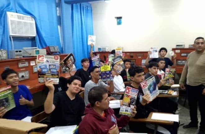 Imagen de la noticia: Municipio Cabimas: Estudiantes de electrónica de la UPTZ reciben donación de material bibliográfico