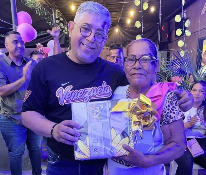 Imagen de la noticia: Municipio Cabimas: Vecinos y comerciantes del sector R5 rinden emotivo homenaje a las madres de la comunidad