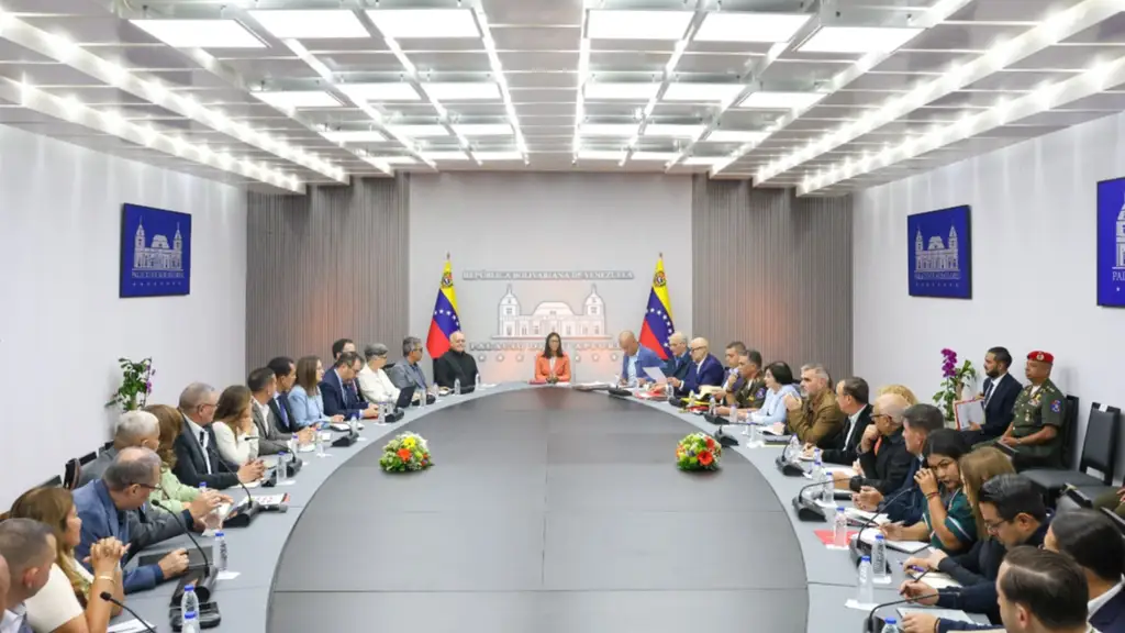 Imagen de la noticia: Gobierno lanza consulta nacional para reportar trámites engorrosos: link de acceso