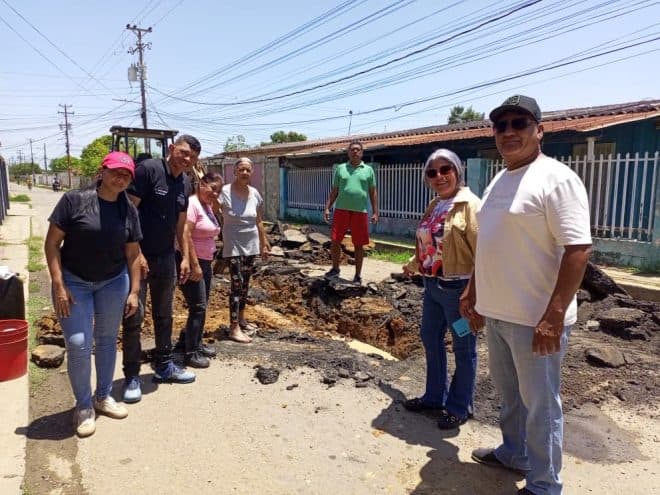 Imagen de la noticia: Alcaldía Bolivariana de Cabimas e HIDROVEN realizan la sustitución de 24 metros de colector en la calle Las Acacias