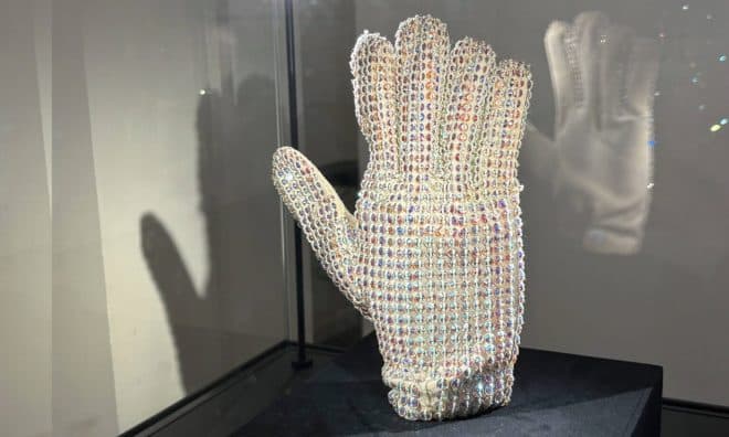 Imagen de la noticia: ¡Una fortuna por un recuerdo! Guante de Michael Jackson se subasta por más de 113 mil euros en París