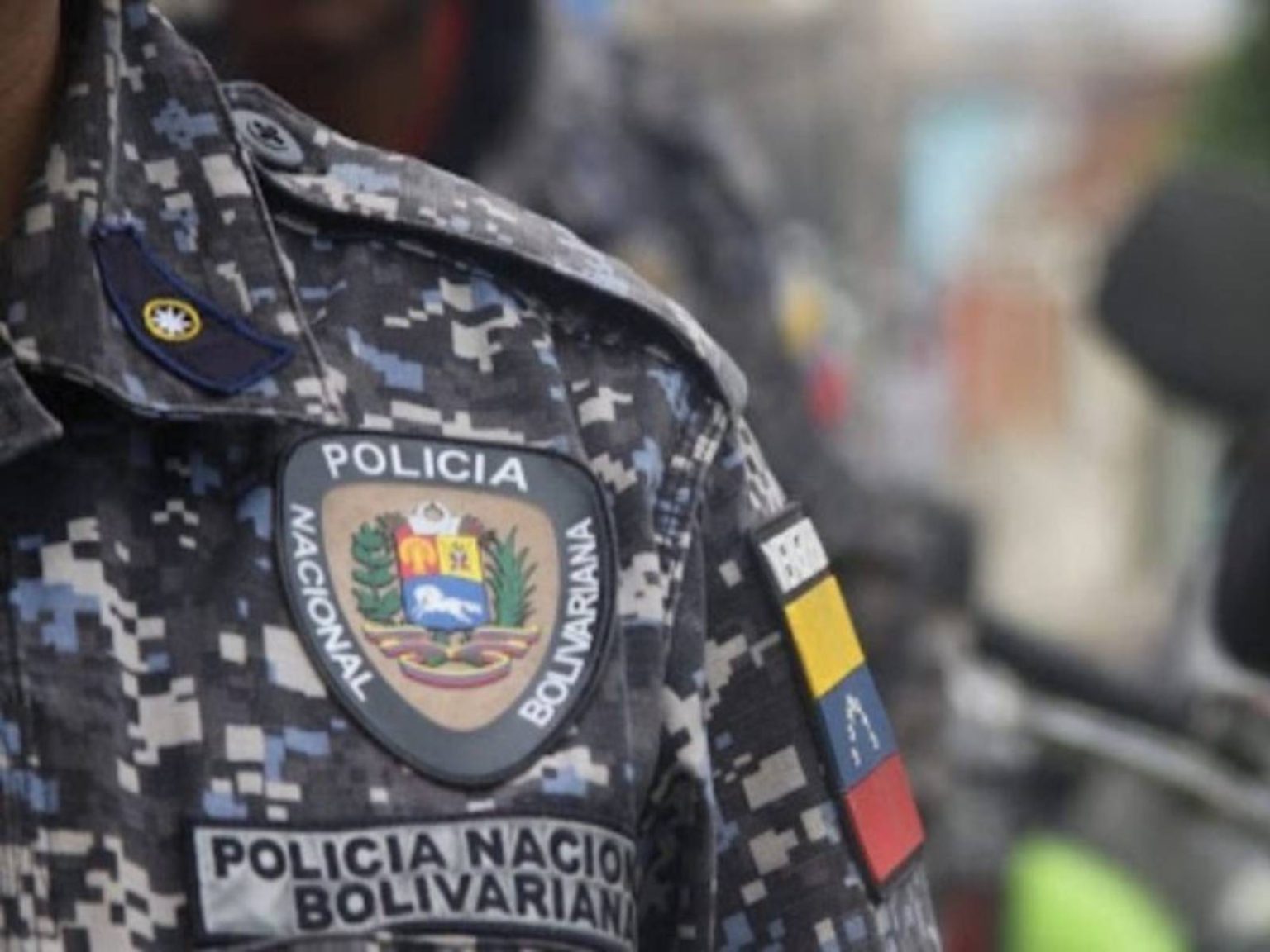 Imagen de la noticia: Asesinan a funcionario policial en la avenida San Martín para robarle su arma
