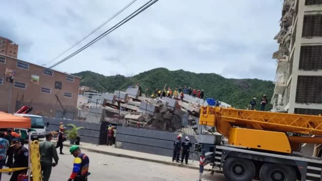 Imagen de la noticia: Caracas: Nueve personas siguen atrapadas tras colapso de edificio en El Paraíso
