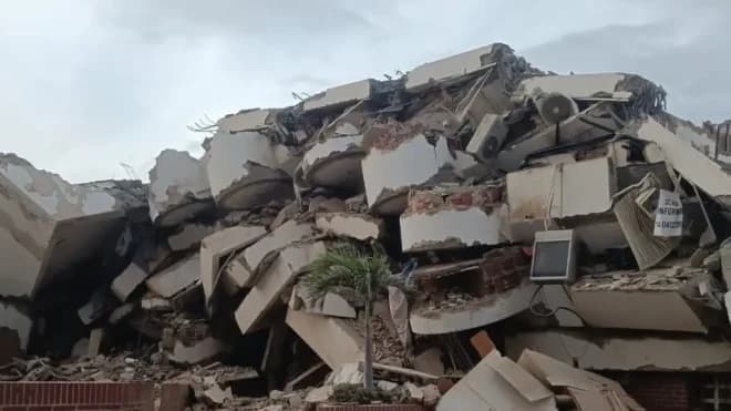 Imagen de la noticia: Colapsa puente que comunica Caraballeda con La Guaira tras sismo de este viernes