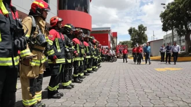 Imagen de la noticia: Ecuador envía 60 bombero para ayudar con labores de rescate en Venezuela
