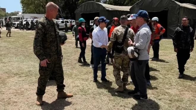 Imagen de la noticia: Mayor general del Comando Sur y John Barrett visitan zonas afectadas por el terremoto