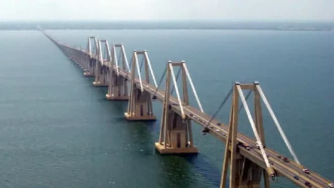 Imagen de la noticia: Especialistas evalúan la Pila 23 y las guayas del Puente General Rafael Urdaneta sobre el Lago de Maracaibo